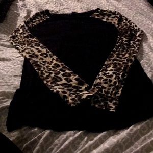 Long sleeve w/ cheetah print on the sleeve